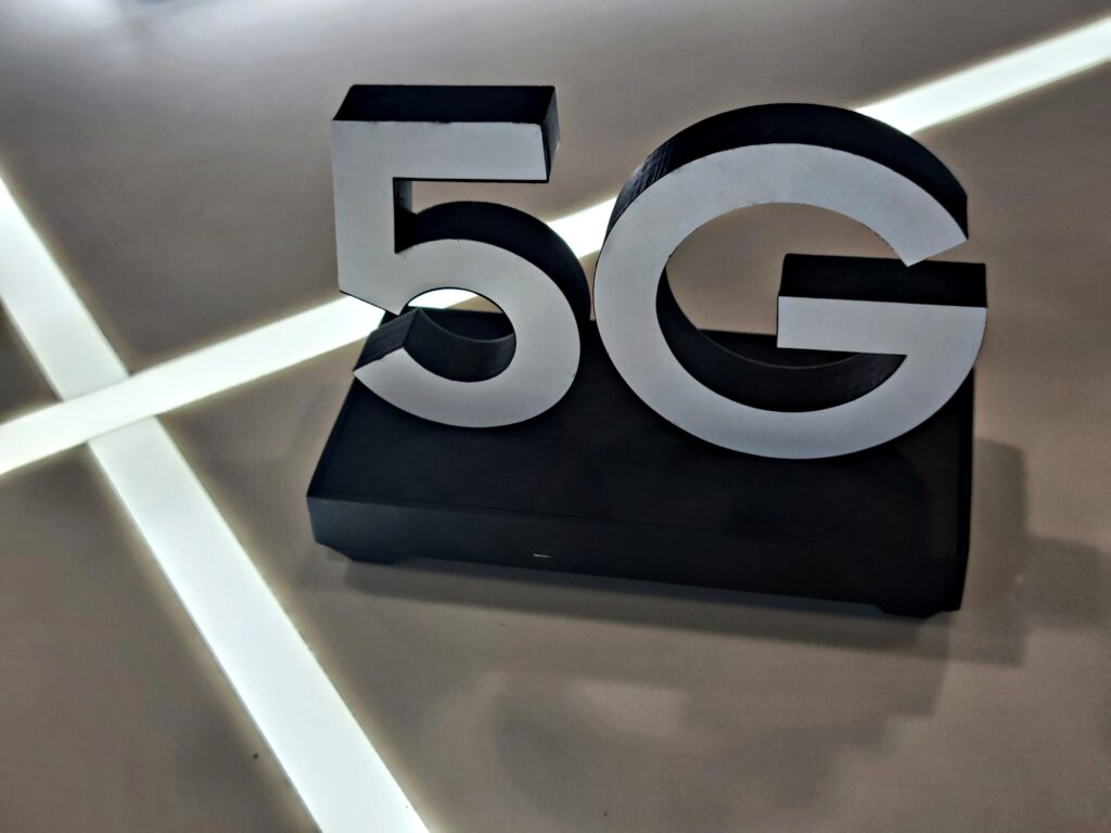 5G-Symbol steht auf beleuchteter Unterlage