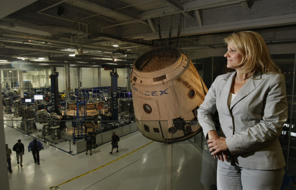 Gwynneth Shotwell steht in der SpaceXfactory