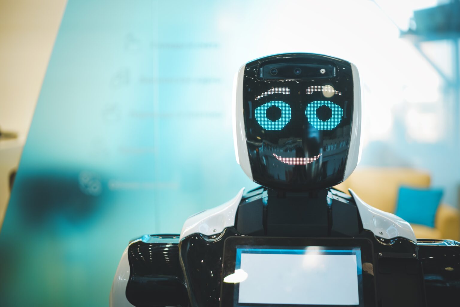 Lächelnder Roboterassistent mit künstlicher Intelligenz an einem öffentlichen Ort