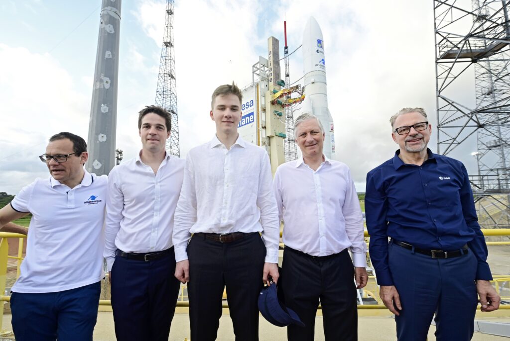 Josef Aschbauer steht neben vier weiteren Männern. Dahinter die Station der ESA mit Blick auf die Raketenabschussrampe