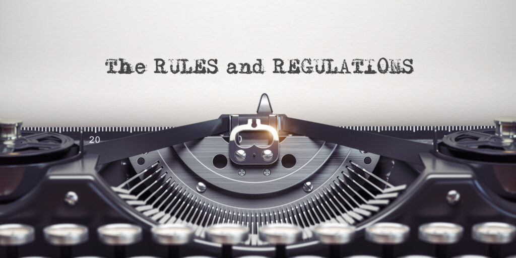 Blick auf eine Schreibmaschine mit de Worten The Rules and Regulations