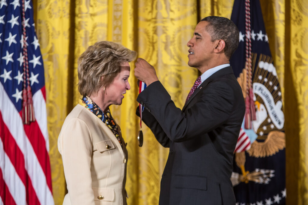 Präsident Barack Obama überreicht Frances Arnold den Nobelpreis