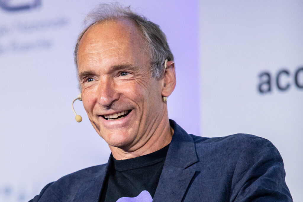 Tim Berners-Lee mit Mikrofon lächelt