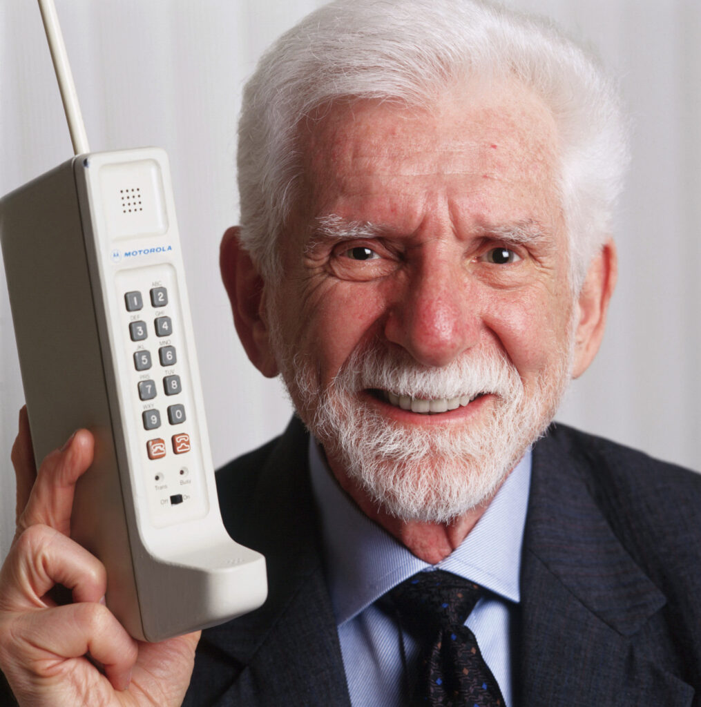 Martin Coopermit einem alten Mobiltelefon in der Hand