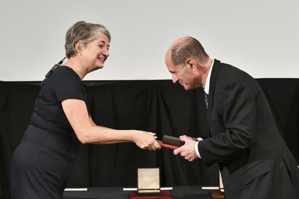 David Julius erhält den Nobelpreis von einer Dame