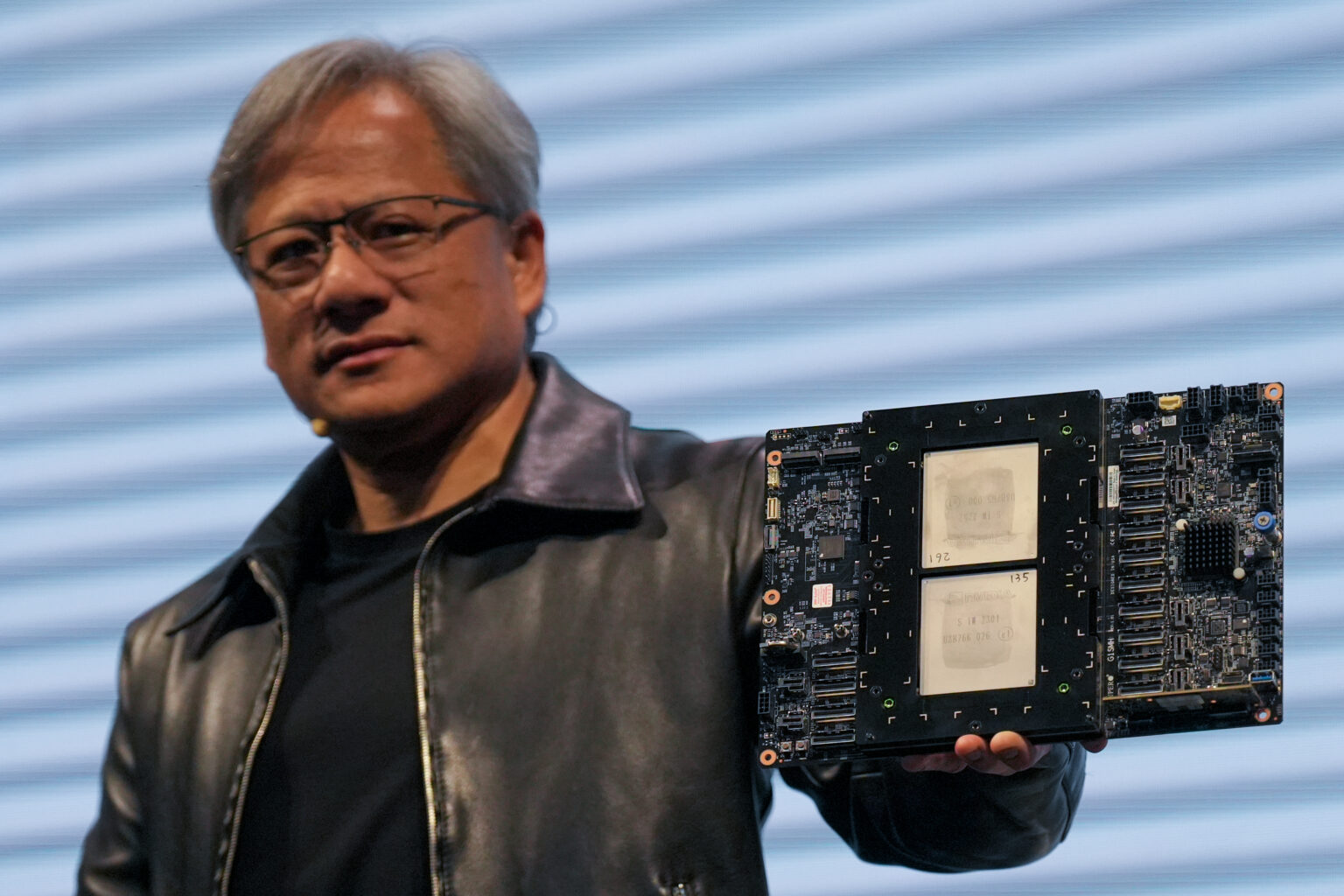 Jensen Huang hält einen KI Chip in die Kamera