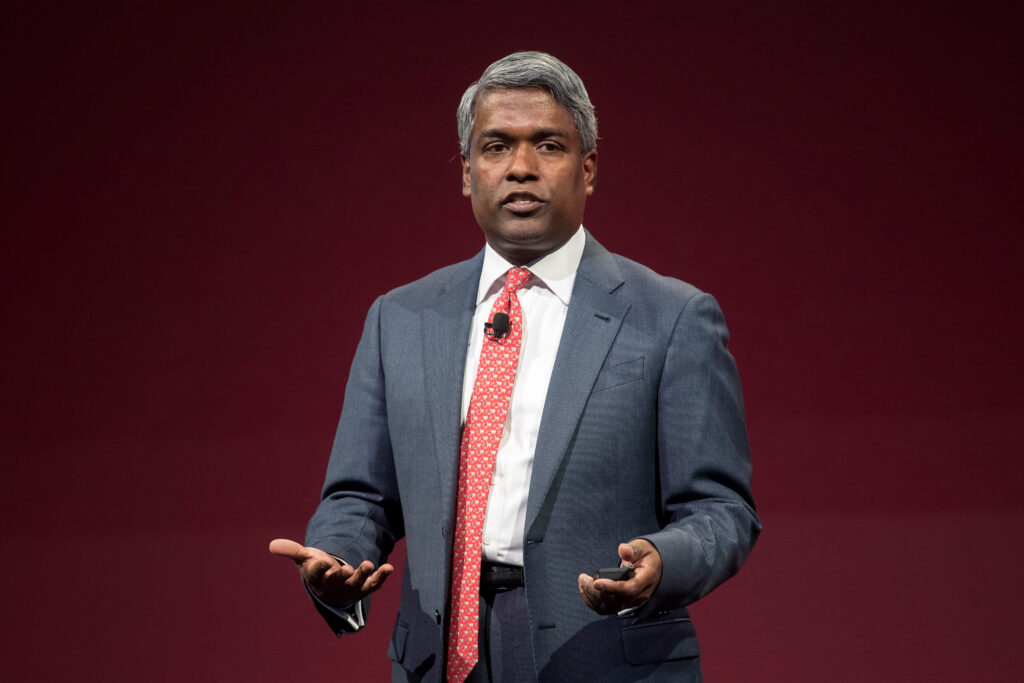 Thomas Kurian mit Anzug auf einer Bühne