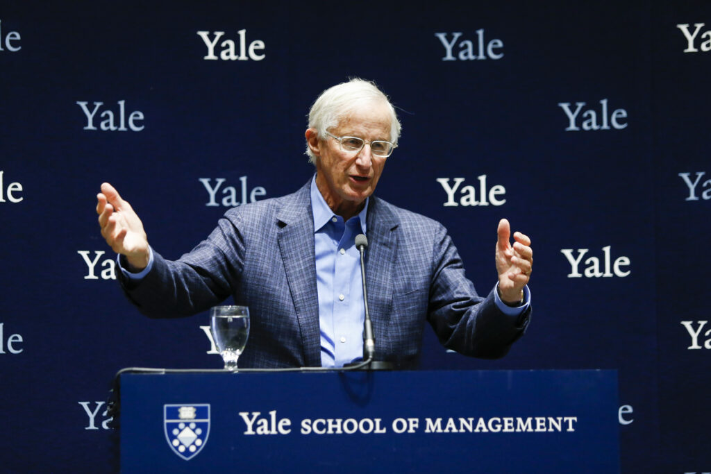 William Nordhaus steht an einem Rednerpult mit der Aufschrift Yale School of Management