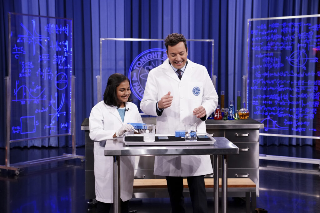 Gitanjali Rao mit einem Mann in einem weißen Mantel an einem Tisch zum Experimentieren