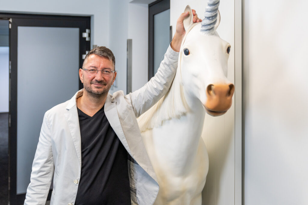 Walter Temmer steht neben Einhorn