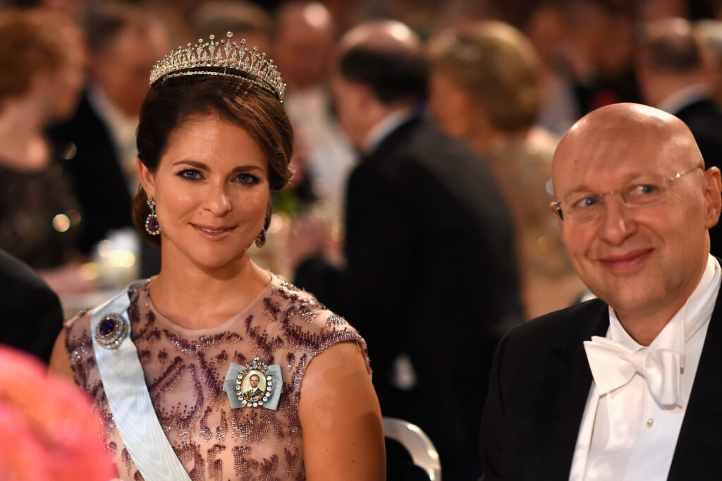 Stefan Hell lächelt neben einer Prinzessin