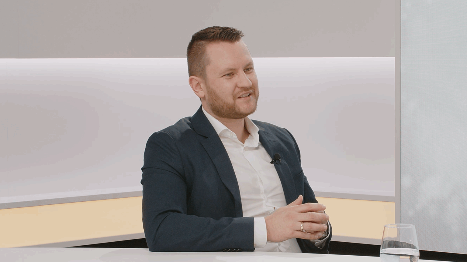 Peter Friedlhuber bietet seinen Kunden nicht nur fundierte Finanzberatung, sondern geht einen Schritt weiter und schafft durch Transparenz und maßgeschneiderte Lösungen Vertrauen.