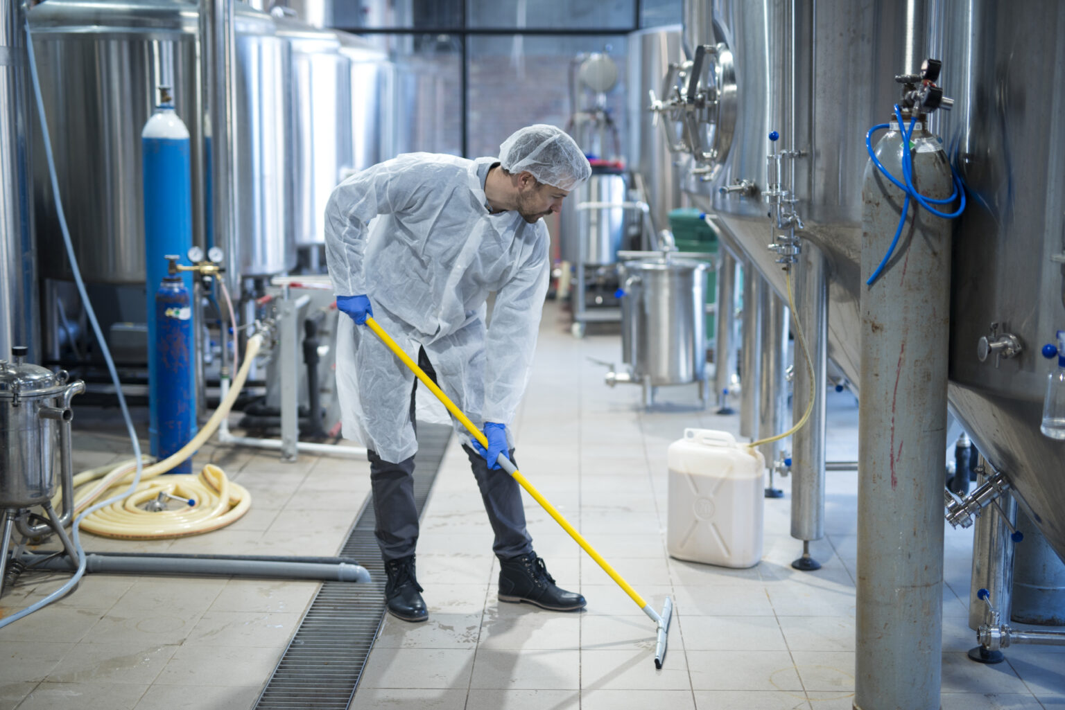 Hygienevorgaben in Gastronomie, Hotels und Schulen werden strenger. Amon Vertriebs GmbH setzt auf nachhaltige Reinigungslösungen, die Effizienz und Umweltfreundlichkeit vereinen.