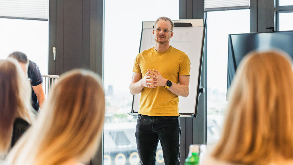 Bildunterschrift: Felix Weinzinger von Der Wachmacher erklärt, wie Schlafoptimierung die Performance von Unternehmen steigert.