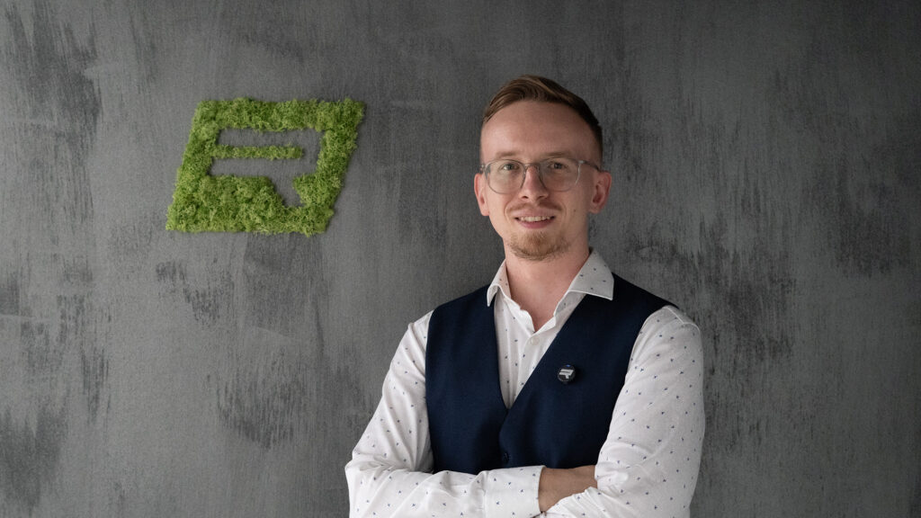 Adrian Jerzy Zielinski leitet die EFS-Beratungsstelle für individuelle Finanzlösungen an der Gastgebgasse in Wien – mit dem Anspruch, moderne Finanzberatung verständlich und zugänglich zu machen. Seine eigene Agentur Ramedia e.U. nutzt er intern zur digitalen Kundenansprache und Prozessoptimierung.