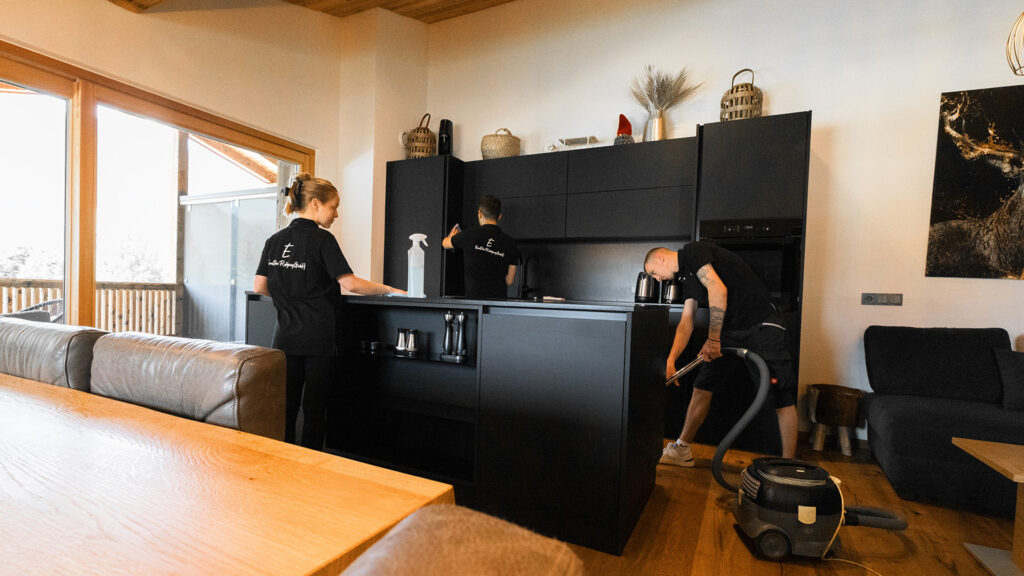 Nachhaltige Reinigungslösungen von EmaDen Reinigung GmbH: Effizient, umweltbewusst und präzise – für eine saubere Zukunft in Hotels, Baustellen und öffentlichen Einrichtungen.