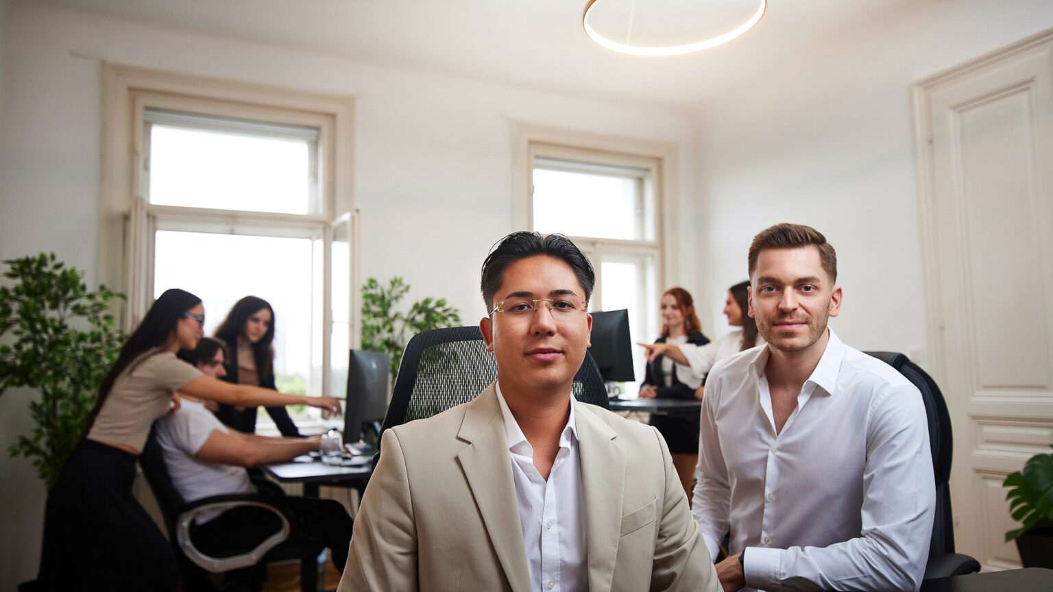 Philipp Nemec und Kenan Morić von All In One Media unterstützen Trainer, Coaches & Berater dabei, ihre Online-Präsenz zu stärken und mit individuellen Strategien authentisch sowie planbar neue Kunden zu gewinnen.