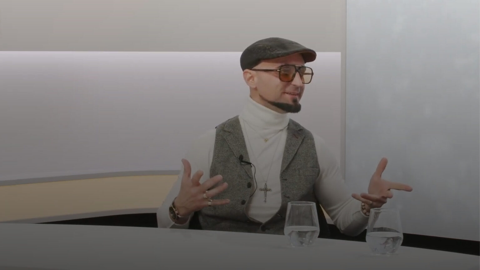 Magier und Mentalist Johnny Diablo während einer Show: Mit über 20 Jahren Bühnenerfahrung verbindet er Magie, Psychologie und Business-Know-how – und inspiriert Unternehmen mit innovativen Teambuilding-Formaten.