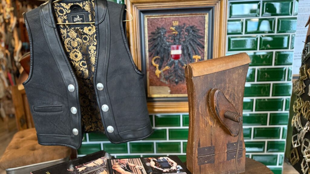 Michael Neller von SIR LEDER MICHEL fertigt handgefertigte Lederhosen auf Maß, Designer Westen, extravagante Gürtel und individuelle Motorrad Accessoires in einer regionalen Ledermanufaktur – mit Fokus auf Nachhaltigkeit, echtem Leder Kunsthandwerk und Maßanfertigungen.