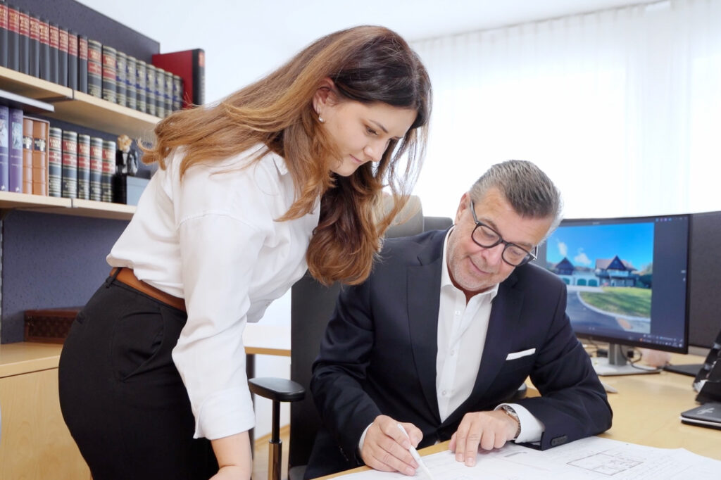 Gerhard Knoll sitzt im Büro