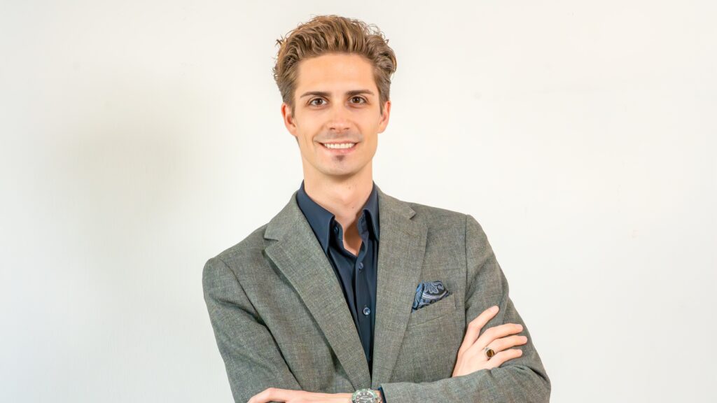 Manuel Hengstler, Gründer der Hengstler Immobilien GmbH, Spezialist für Immobiliennetzwerk, Immobilienverkauf und Immobilienprojektentwicklung in Österreich