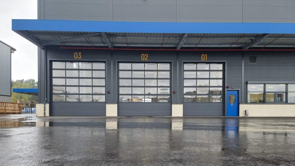 Industrietore und Garagentore mit Duraprint-Druck von Lehner Tore. Robuste Technik, smarte Steuerung kombiniert mit individualisierbarem Design.