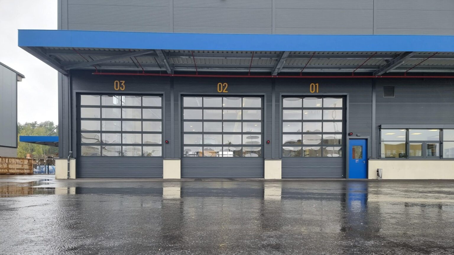 Industrietore und Garagentore mit Duraprint-Druck von Lehner Tore. Robuste Technik, smarte Steuerung kombiniert mit individualisierbarem Design.