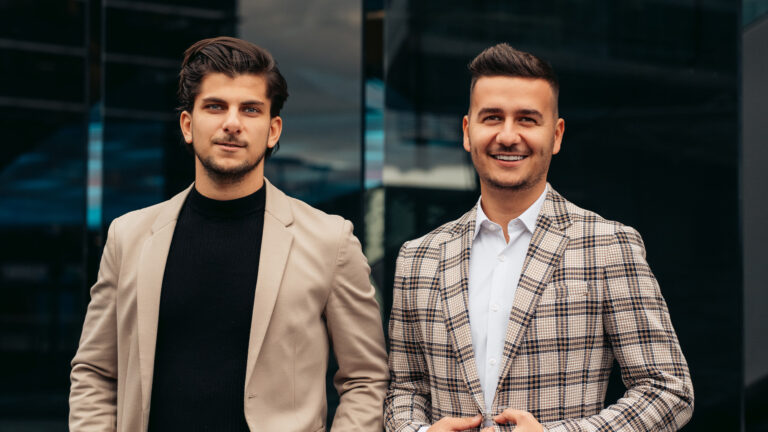 Julian Loos und Johann Knoll von AdVenture Marketing erklären, wie Social Recruiting Handwerksbetrieben hilft, qualifizierte Fachkräfte digital zu gewinnen.