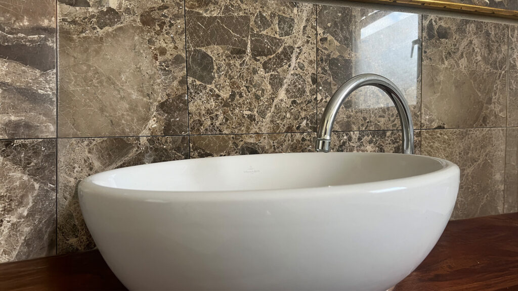 Fliesenleger in München, Thomas Baumgartner, bietet mit TileArt Concepts Luxus-Badsanierung mit Megaformat-Fliesen, Naturstein & Spachteltechnik.