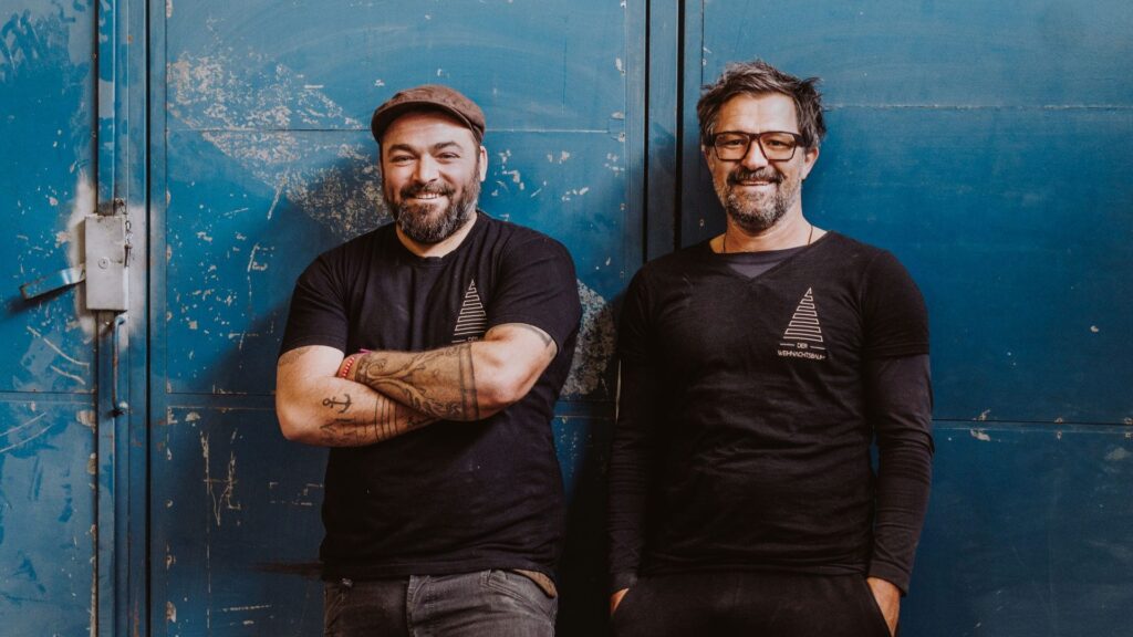 KAP & MEL GmbH fertigt nachhaltige, wiederverwendbare Weihnachtsbäume aus Holz in Salzburg.