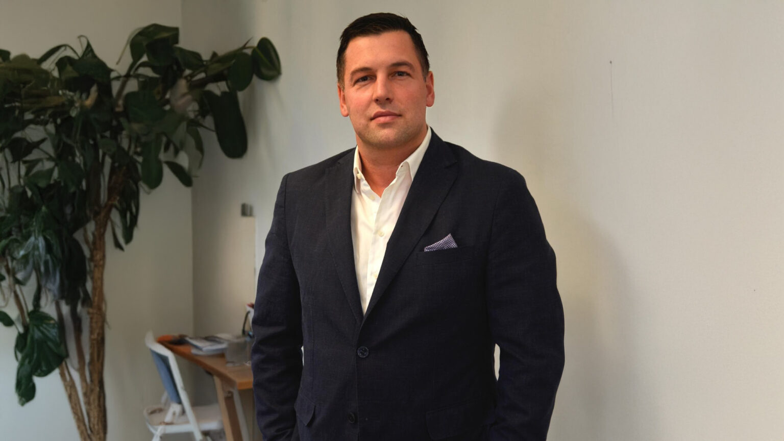 Energiegarage vereint Photovoltaik, Speicher und Wallbox als energieautarke Designgarage für nachhaltige Mobilität.