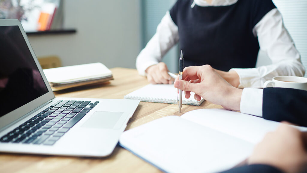 Thomas Schulz von Schönblick Hausverwaltungen treibt mit digitalen Innovationen die Effizienz und Transparenz in der Hausverwaltung voran.