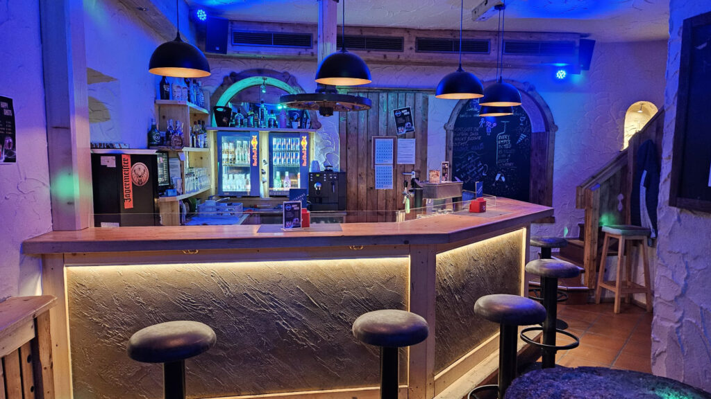 Dorfschenke Mühlbach – Die Bar: Sandra Feiel belebt das Nachtleben mit Livemusik, Happy Hour, Themenabenden und Raum für private Feiern.