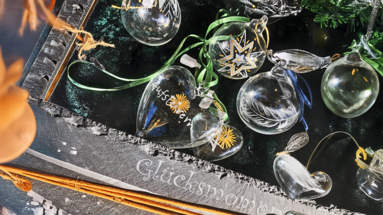 Interview mit Silvia Hashold: Kunsthandwerk, handgravierte Glaskugeln, Unternehmergeist und der Weg von Design zur erfolgreichen Glasgravur.