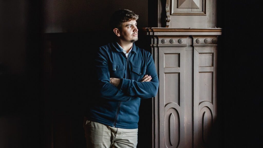 Fabian Koch von AILEVATE erklärt im Interview, wie KI im Unternehmen Mitarbeiter entlastet und Gründer beim Aufbau moderner Prozesse unterstützt.