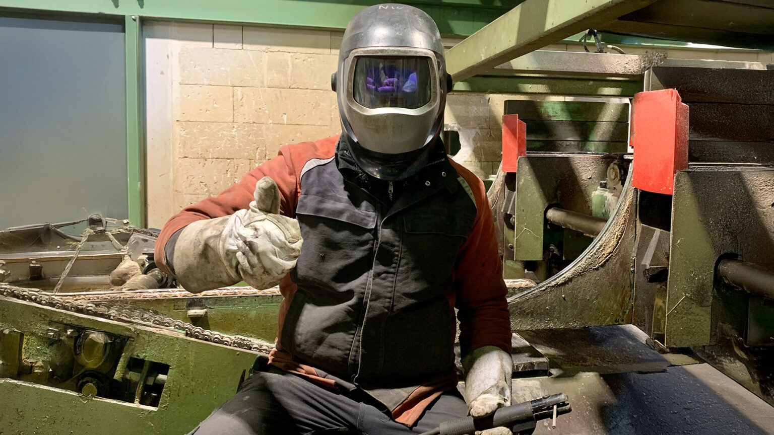 René Rosenlechner von René's Robotics e.U. erklärt praxisnah das Programmieren von Schweißrobotern, Schweißtraining und aktuelle Robotik-Trends.