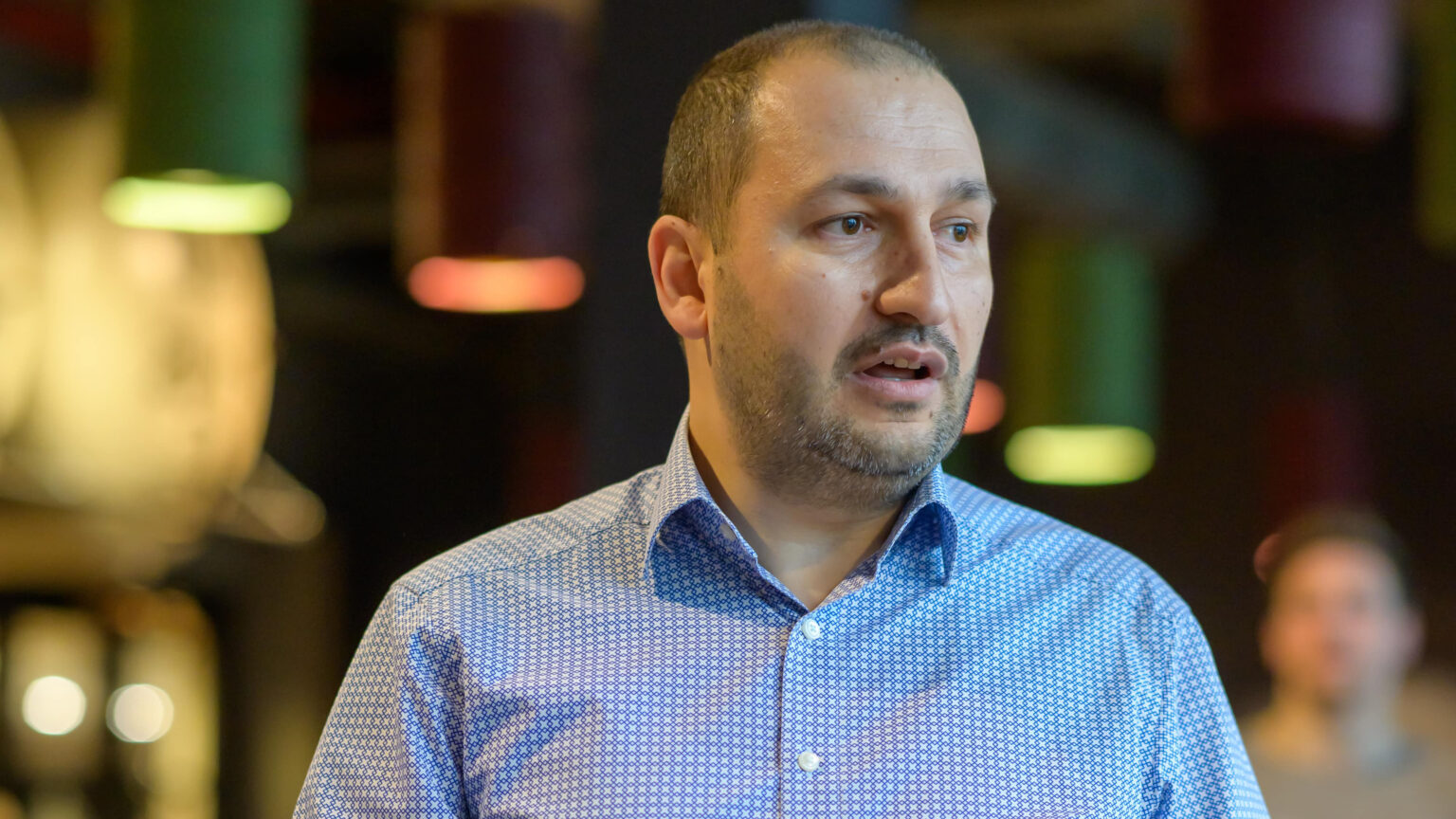 Moderne Badgestaltung und großformatige Fliesen: Die FCI Fliesen GmbH verbindet Designtrends mit präziser Handwerksarbeit.