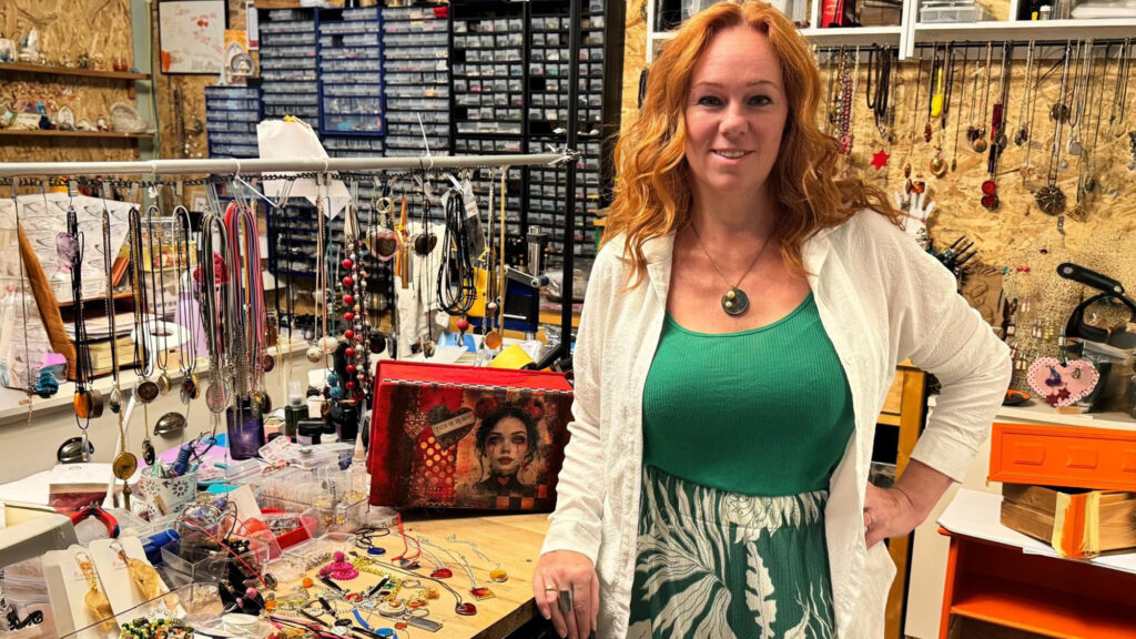 Roswitha Bogner über handgefertigten und nachhaltigen Modeschmuck, kreative Unikate und Upcycling als zukunftsorientiertes Geschäftsmodell im Zeichen von Slow Fashion.