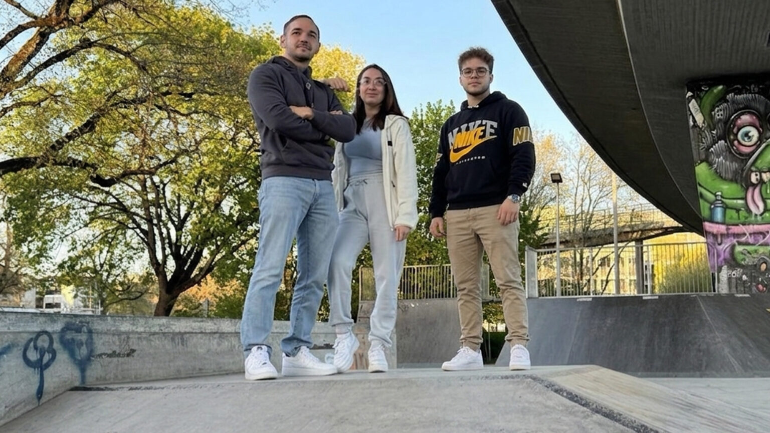 Dusty Gems präsentiert kuratierte Vintage-Streetwear und erklärt individuelle Retro-Mode, Nachhaltigkeit und Nostalgie.