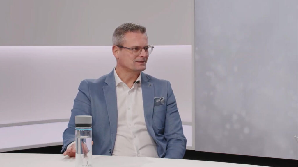 Markus Hutterstrasser erklärt Unterschiede in der Trinkwasserqualität und zeigt, wie Wasseranalysen ablaufen