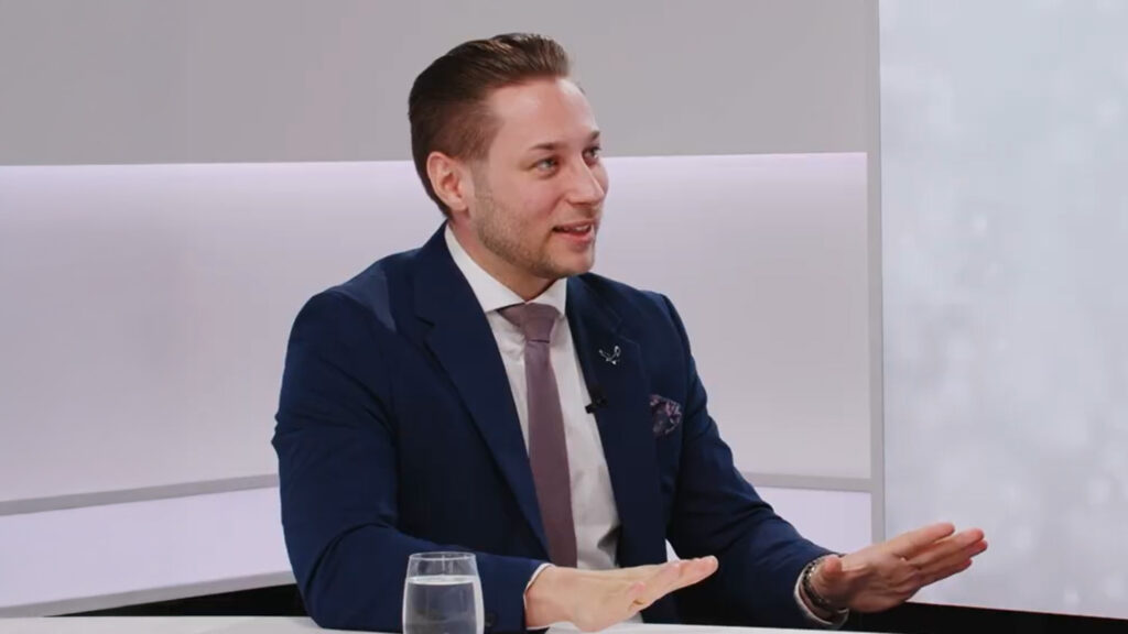 Dominik Kop erklärt, warum vielen Haushalten monatlich 100 Euro fehlen und wie man Fixkosten reduziert, Geld spart und unnötige Ausgaben vermeidet.