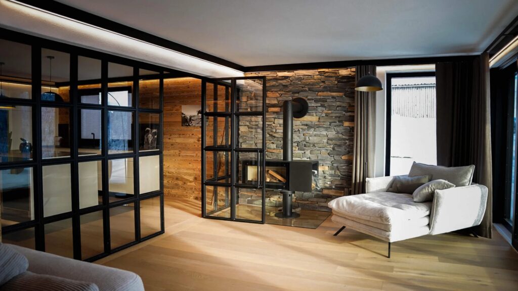 Holz, Stein und ein Feuer im Haus: Project N8 Wohnen setzt auf Smart Living statt Smart Home.