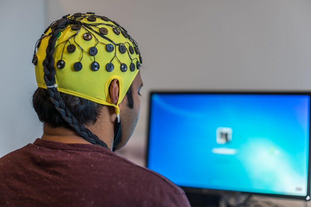 Ein Laborarbeitsplatz zeigt einen Bildschirm mit Hirnstromkurven neben einem Hirnschrittmacher-Prototyp, wie er für die KI-gestützte Epilepsieforschung genutzt wird – Foto: ulrichw / Pixabay