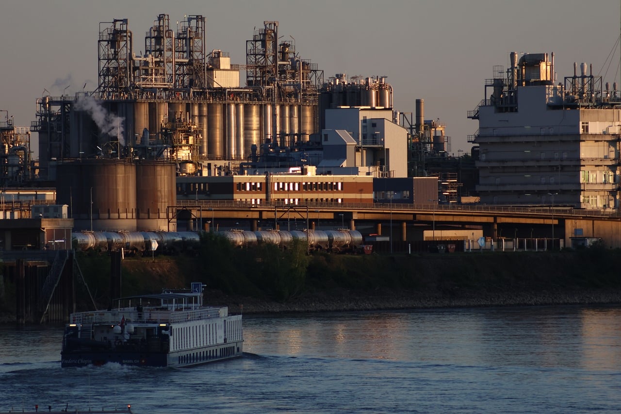 Industrielle Energieanlage mit Wasserstoffleitungen symbolisiert die Suche nach sauberen Molekülen für die Energiewende – Foto: Tho-Ge / Pixabay