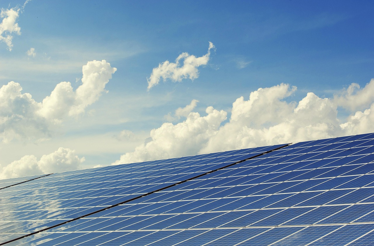 Ein Kontrollraum mit Energiemonitoren symbolisiert den geplanten Zero-Carbon Park China in der Taicang High-Tech Zone – Foto: andreas160578 / Pixabay