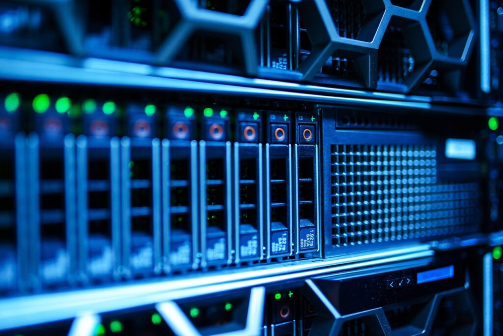 Serverraum eines Rechenzentrums symbolisiert das Umsatzwachstum von Anthropic durch den Ausbau der KI-Infrastruktur – Foto: cookieone / Pixabay