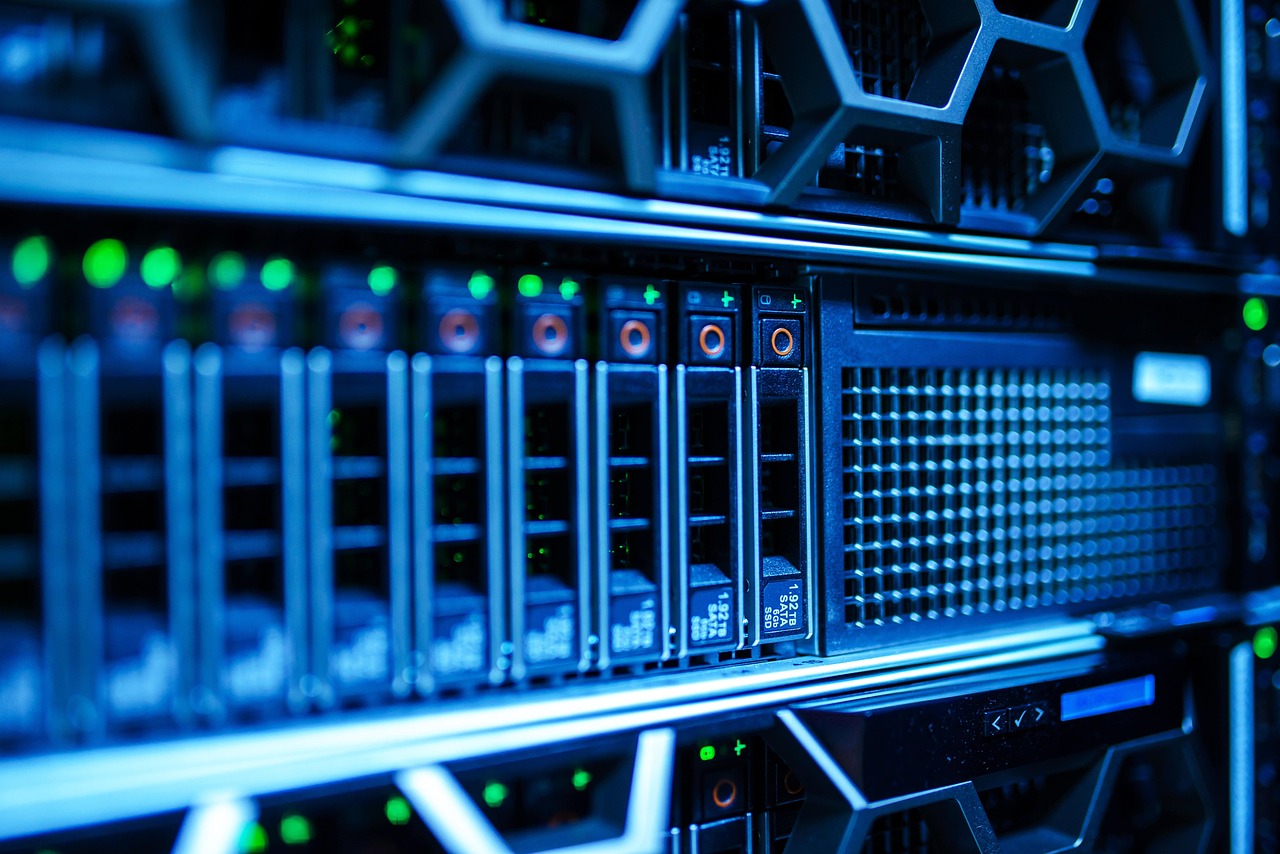 Serverraum eines Rechenzentrums symbolisiert das Umsatzwachstum von Anthropic durch den Ausbau der KI-Infrastruktur – Foto: cookieone / Pixabay