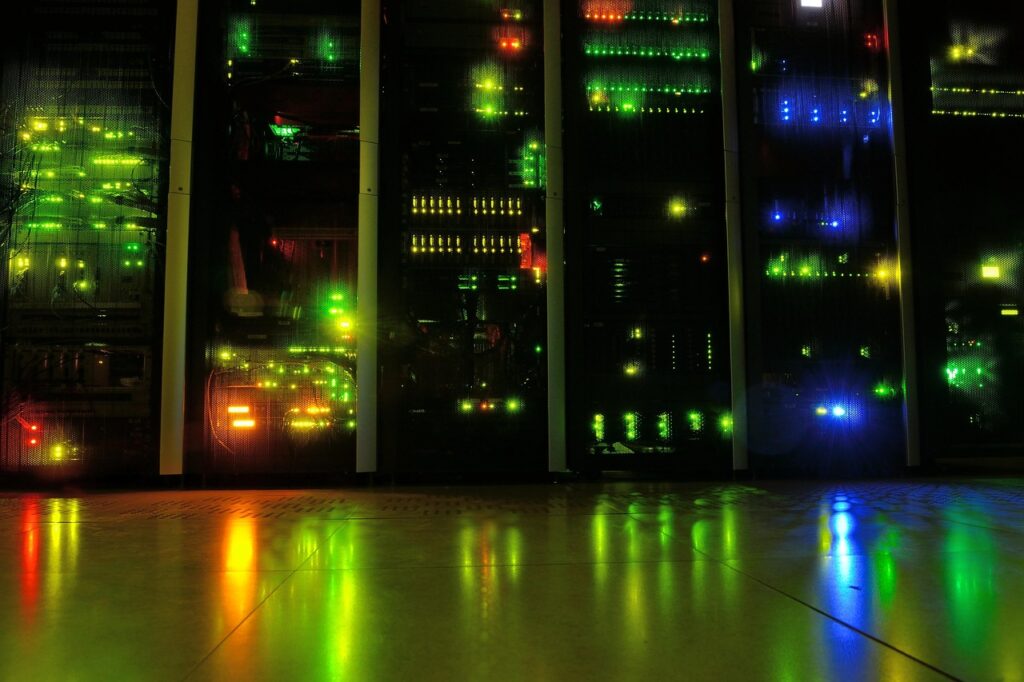 Serverreihen in einem Rechenzentrum stehen sinnbildlich für die Anthropic Klage und die technischen Vorfälle rund um das KI-Unternehmen – Foto: kewl / Pixabay
