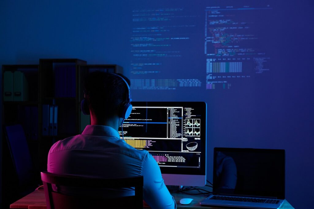 Ein Laborarbeitsplatz mit Bildschirmen zeigt abstrakte Muster, wie sie bei Tests zur künstlichen Bilderkennung Zufall verwendet werden – Foto: Innovalabs / Pixabay