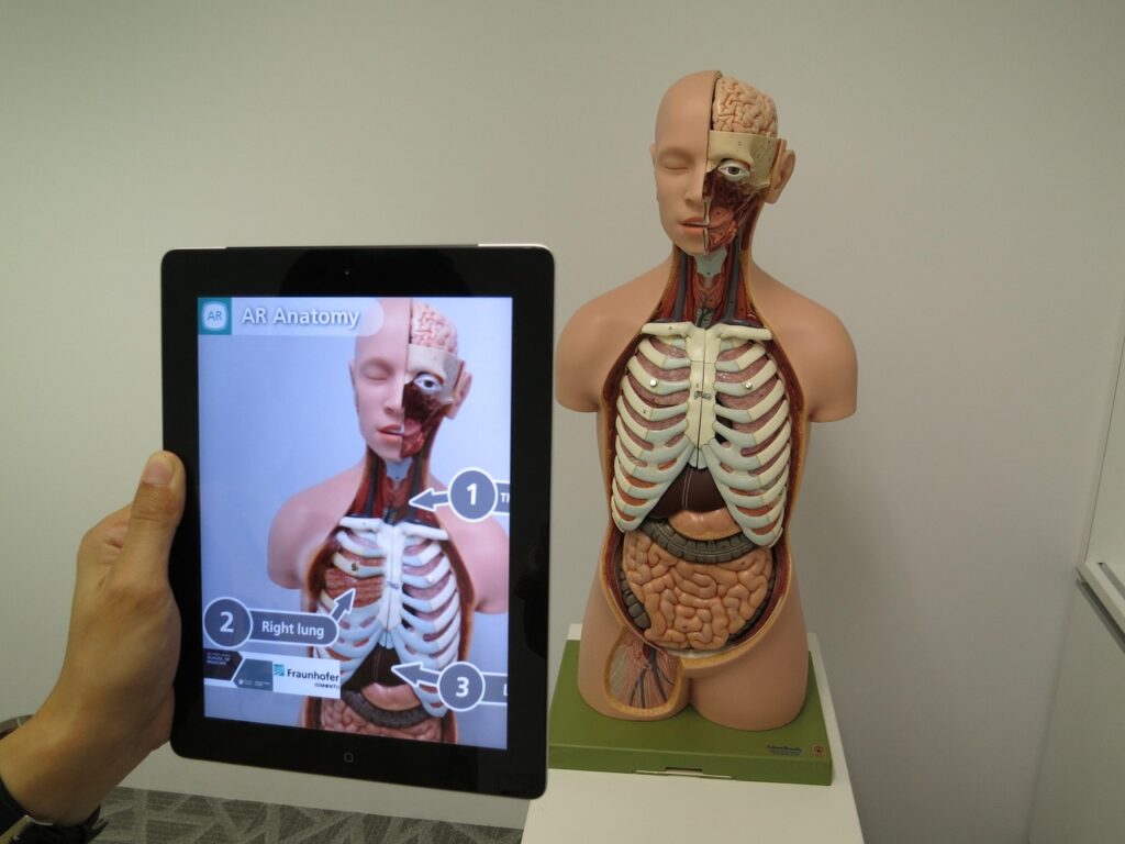 Ein Schulungsraum für die digitale Pflegeausbildung mit Simulationspuppen, Tablets und digitalen Lerntafeln – Foto: zedinteractive / Pixabay